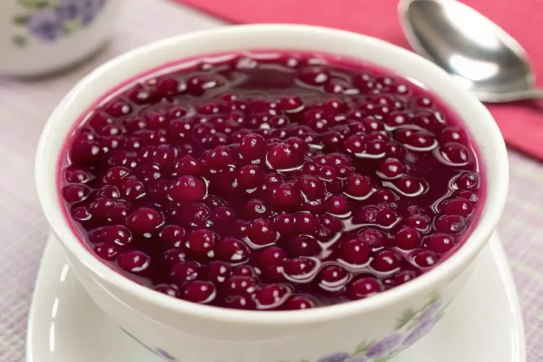 Recipiente com Sagu de Vinho vermelho decorado com raspas de laranja.