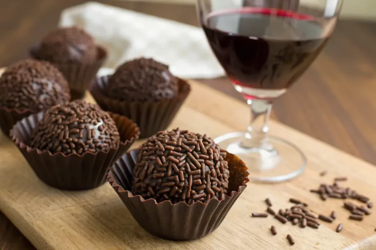 Brigadeiro de Vinho Tinto﻿ cremoso, feito com leite condensado, cacau e vinho tinto seco.