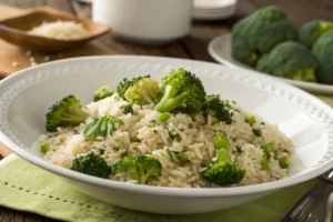 Arroz com brócolis verde vibrante cozido no vapor, grãos soltinhos misturados com flores crocantes, prato saudável colorido.