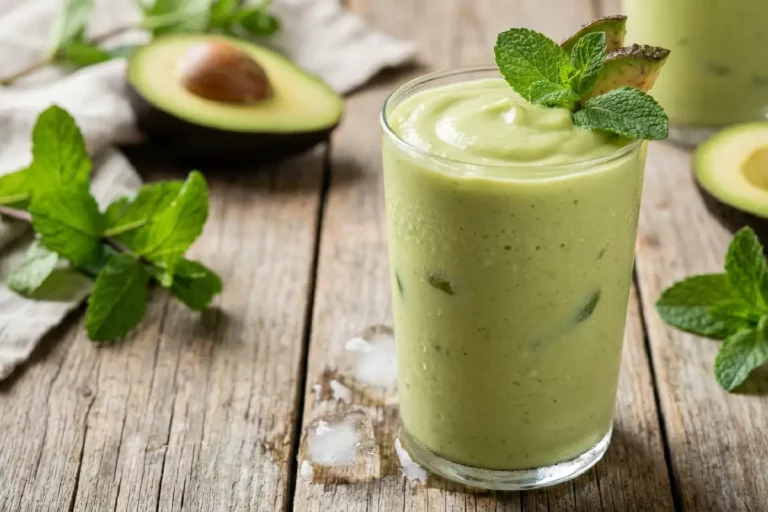 Vitamina de abacate e hortelã cremosa e gelada